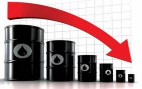 أسعار النفط تتراجع وسط مخاوف من تخمة المعروض العالمي